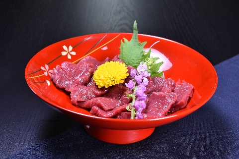 馬刺を食べる