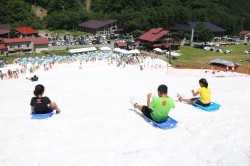 真夏の雪まつり様子